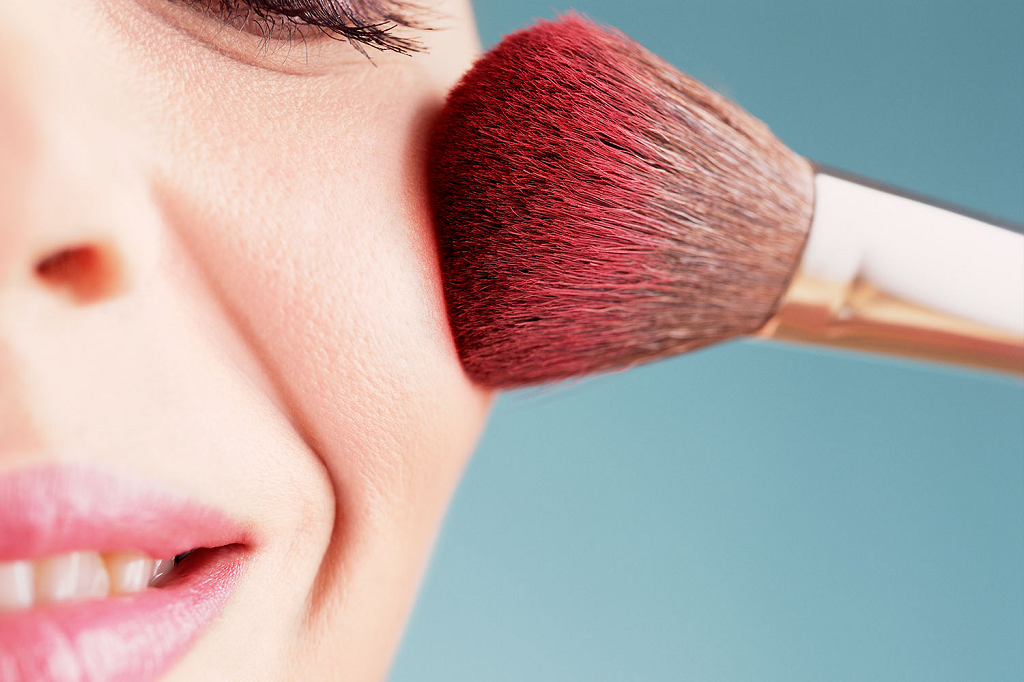 Makeup Tips for Women Dealing with Rosacea